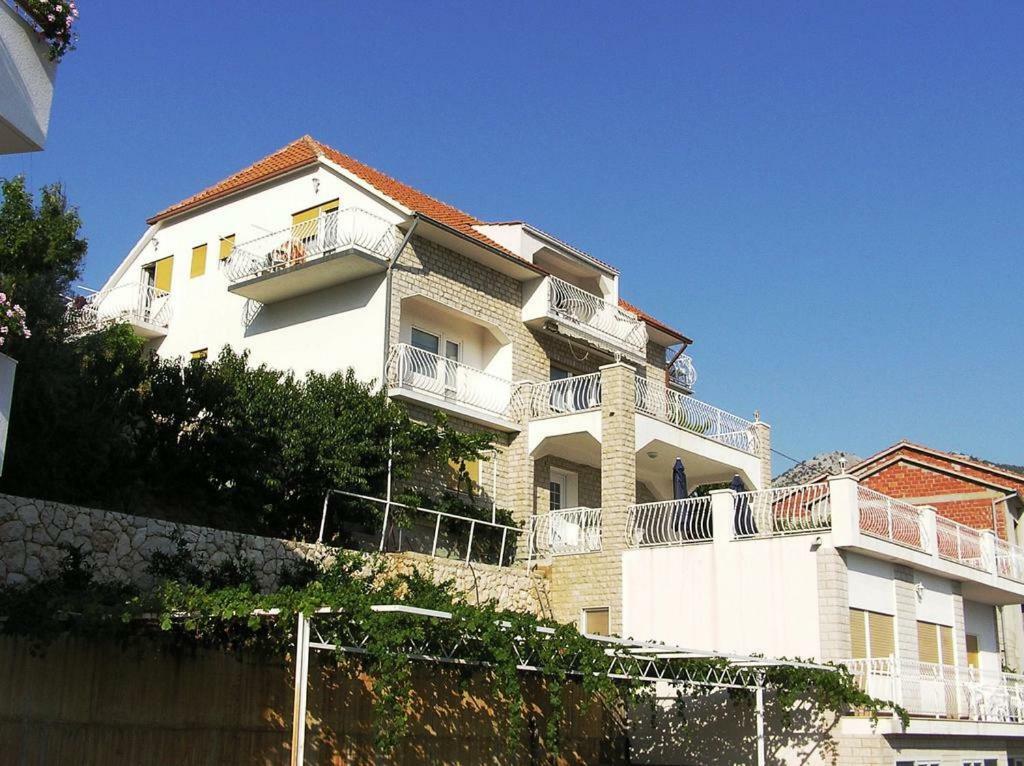 Apartmani Mate Омиш Экстерьер фото